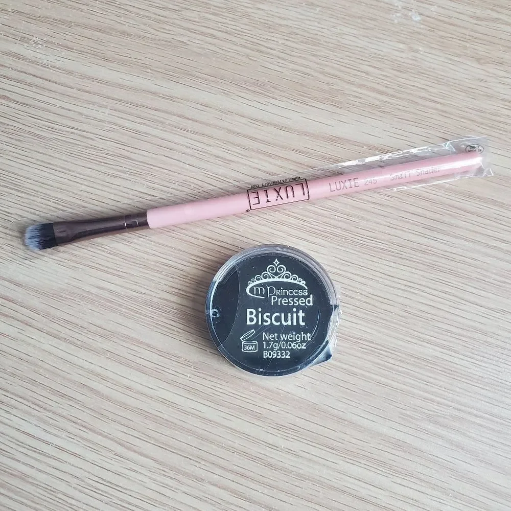 MPrincess Pressed Eyeshadow In Color Biscuit And Luxie 245‎ Small Shader Brush